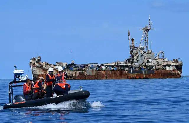 菲律宾船只无法接近，美卫星发现黄岩岛保护区入口建新围栏