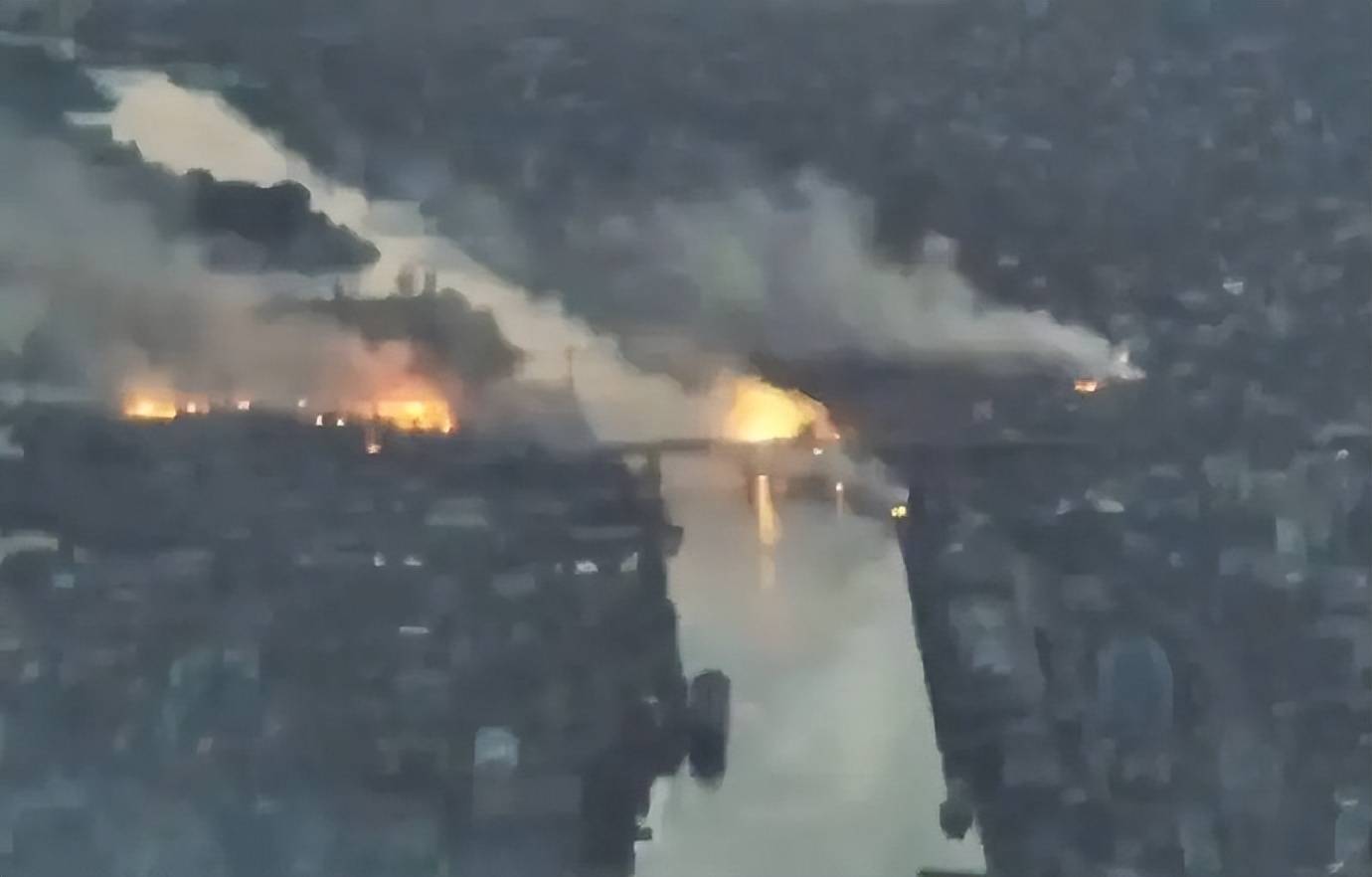 血拼一夜！俄军敢死队冲入赫尔松<strong></p>
<p>顺丰股票002352</strong>，远火大开杀戒，乌军机器人参战