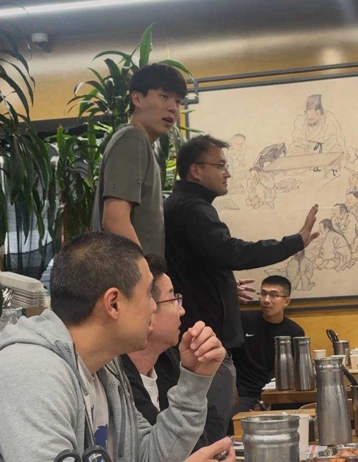 打湖人1分1板 杨瀚森赛后携女友在洛杉矶吃韩料