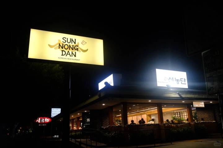 打湖人1分1板 杨瀚森赛后携女友在洛杉矶吃韩料