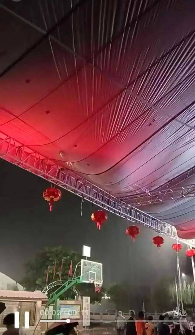 广东揭阳一戏台观众区雨篷积水突然倒塌<strong></p>
<p>顺丰股票002352</strong>，观众、演员急忙躲避，当地回应：正在核查处理