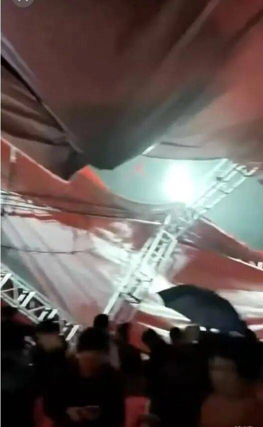 广东揭阳一戏台观众区雨篷积水突然倒塌<strong></p>
<p>顺丰股票002352</strong>，观众、演员急忙躲避，当地回应：正在核查处理