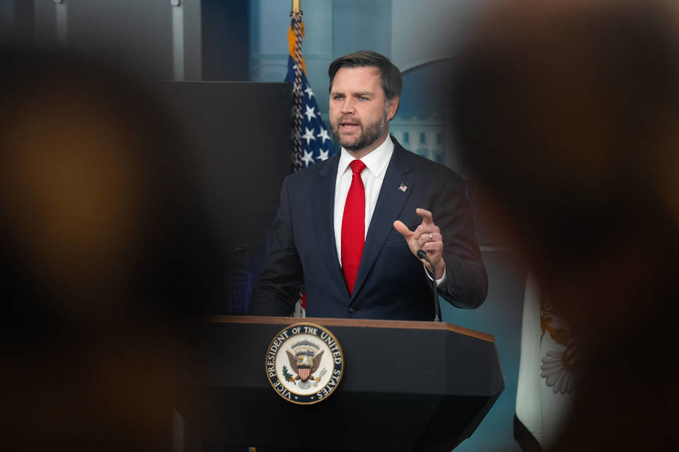 哈马斯“假装寻找遗体”<strong></p>
<p>亚马逊股票股价实时行情</strong>，激怒以色列撕毁停火协议