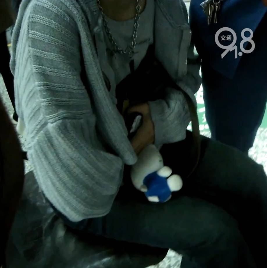 杭州地铁内<strong></p>
<p>股票新闻</strong>，女乘客突然崩溃大哭！紧接着……这一幕被拍下