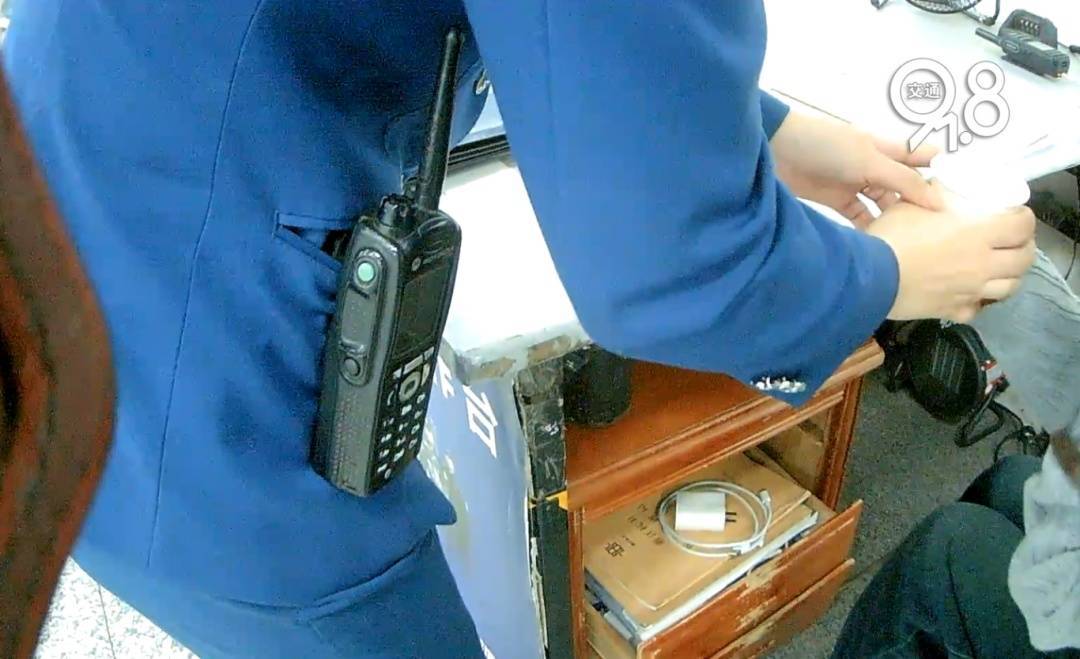 杭州地铁内<strong></p>
<p>股票新闻</strong>，女乘客突然崩溃大哭！紧接着……这一幕被拍下