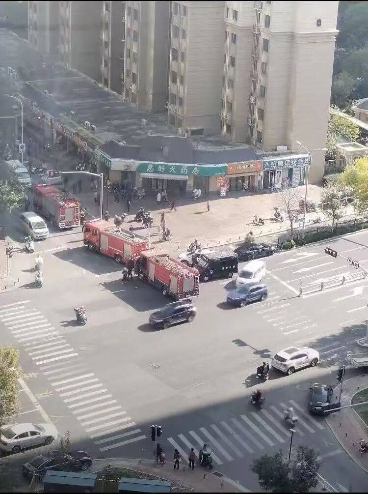 山东济南一临街餐饮店发生爆炸<strong></p>
<p>股票新闻</strong>，疑有人员受伤！应急、公安、消防等多个部门现场处置