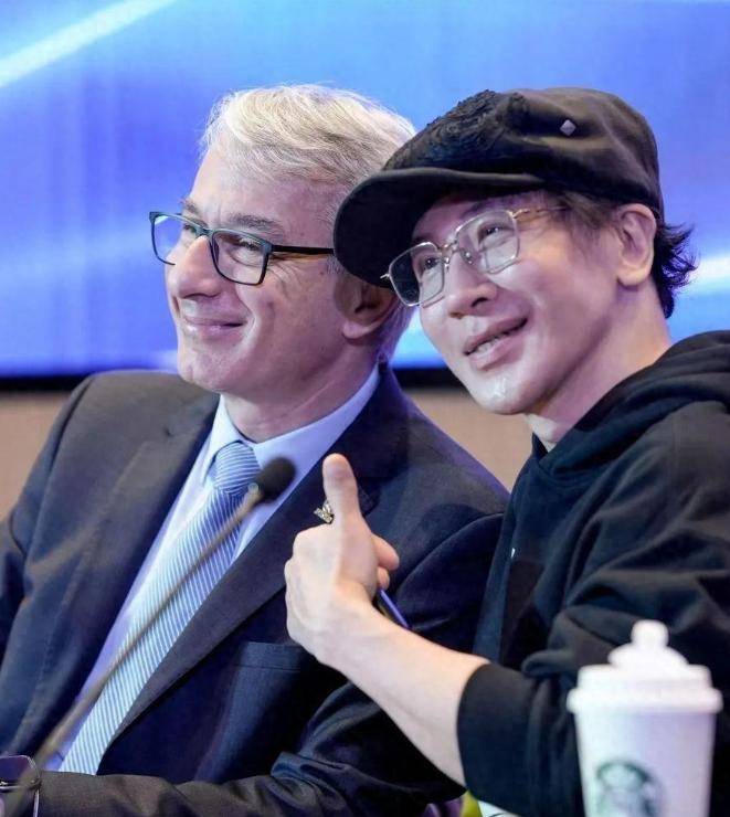 49岁刘谦抗癌成功后近况公布<strong></p>
<p>股票新闻</strong>，担任魔术周评委，回应“自带流量为何不开账号”：现场演出是我的本职工作