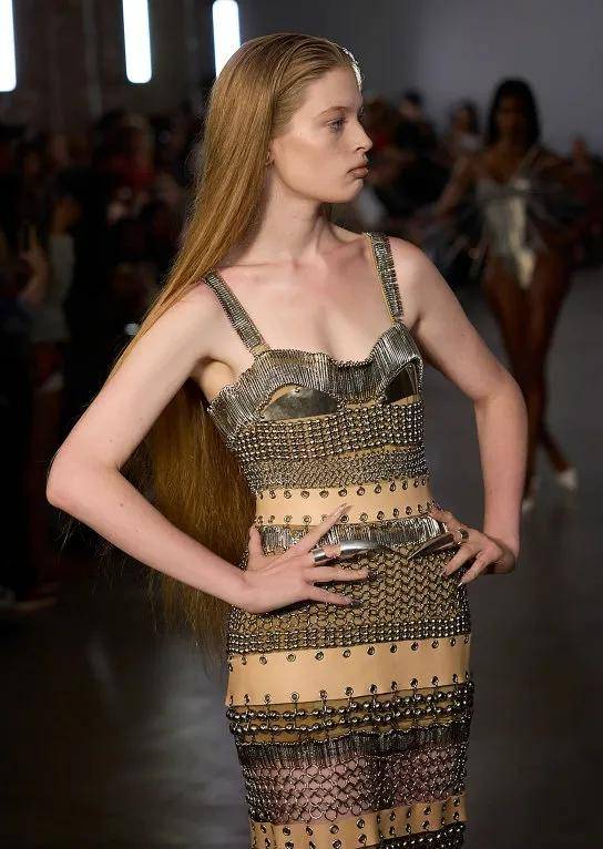 马斯克21岁女儿：改名字、换性别、与父亲决裂后<strong></p>
<p>股票新闻</strong>，靠当模特力争经济独立