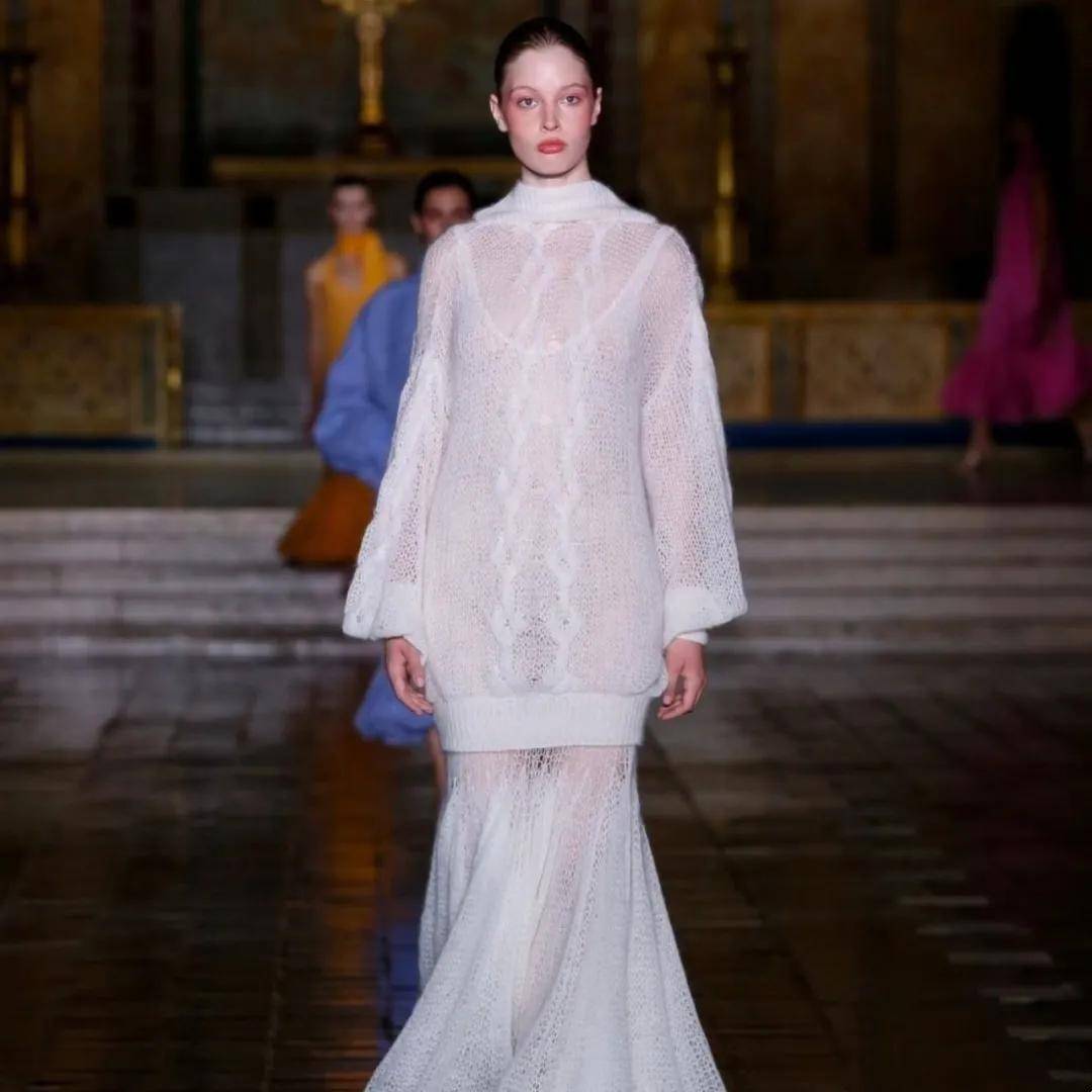 马斯克21岁女儿：改名字、换性别、与父亲决裂后<strong></p>
<p>股票新闻</strong>，靠当模特力争经济独立