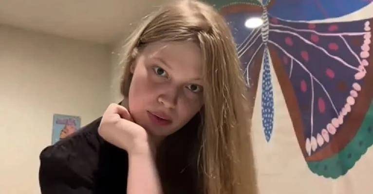 马斯克21岁女儿：改名字、换性别、与父亲决裂后<strong></p>
<p>股票新闻</strong>，靠当模特力争经济独立