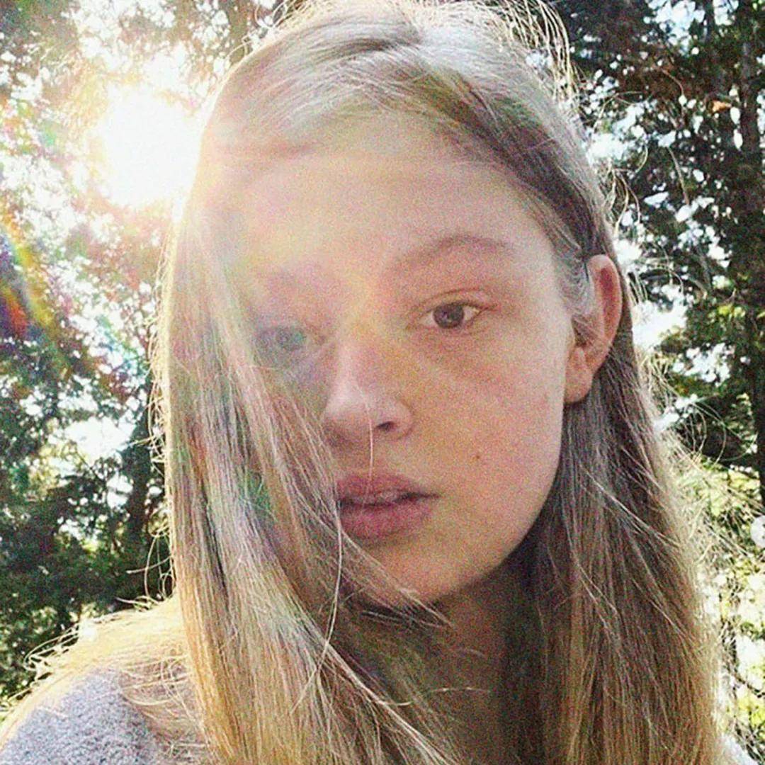 马斯克21岁女儿：改名字、换性别、与父亲决裂后<strong></p>
<p>股票新闻</strong>，靠当模特力争经济独立