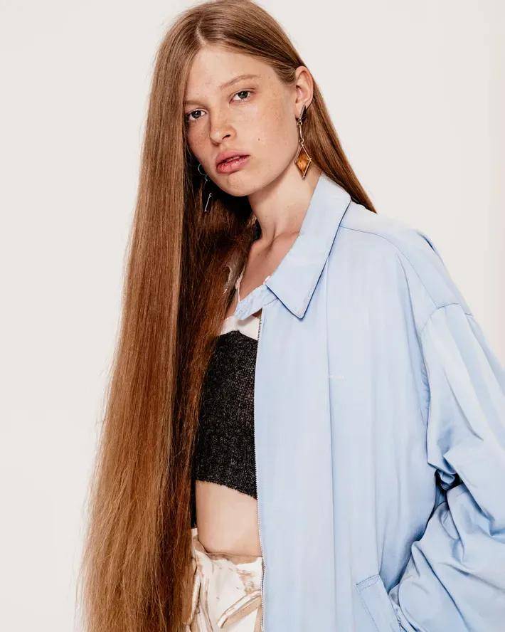 马斯克21岁女儿：改名字、换性别、与父亲决裂后<strong></p>
<p>股票新闻</strong>，靠当模特力争经济独立