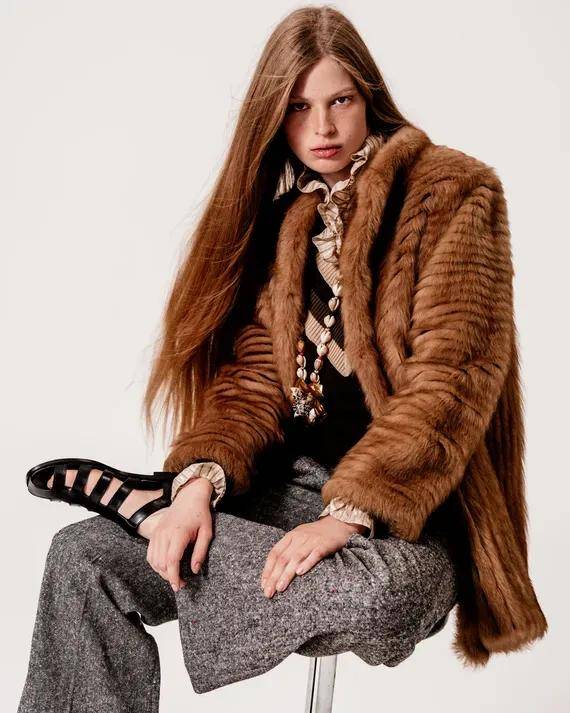 马斯克21岁女儿：改名字、换性别、与父亲决裂后<strong></p>
<p>股票新闻</strong>，靠当模特力争经济独立