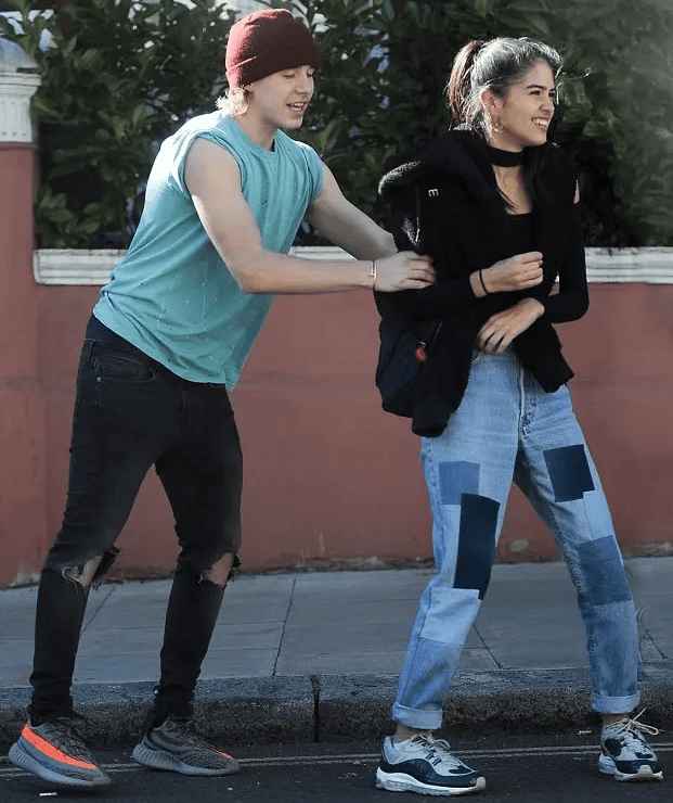 考古|小贝俩儿子恋上同一个女人<strong></p>
<p>股票新闻</strong>，原来贝克汉姆家族关系破裂竟是因为她！