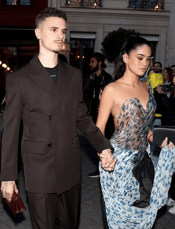 考古|小贝俩儿子恋上同一个女人<strong></p>
<p>股票新闻</strong>，原来贝克汉姆家族关系破裂竟是因为她！