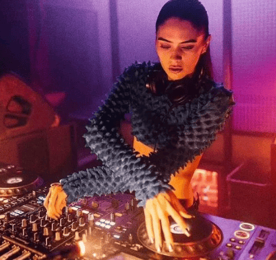 考古|小贝俩儿子恋上同一个女人<strong></p>
<p>股票新闻</strong>，原来贝克汉姆家族关系破裂竟是因为她！