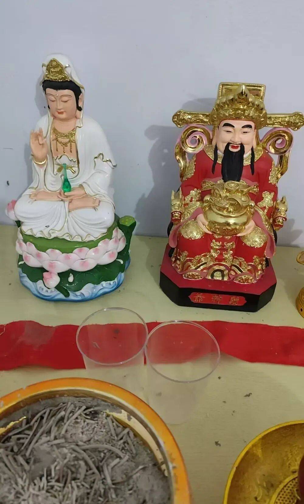 自称“昆仑童子”“玉皇大帝”“紫薇圣人”<strong></p>
<p>白银股票</strong>，敛财超500万、奸淫妇女10人！起底“天道鸿元”