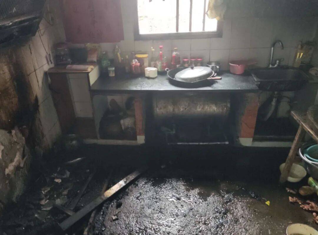 大意了!爷爷送孙子上学前忘了这件事<strong></p>
<p>白银股票</strong>,一家人差点无家可归!