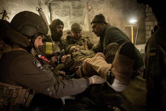 乌军空降兵支援被全歼<strong></p>
<p>白银股票</strong>，红军城5000乌军投降，乌克兰人彻底怒了！