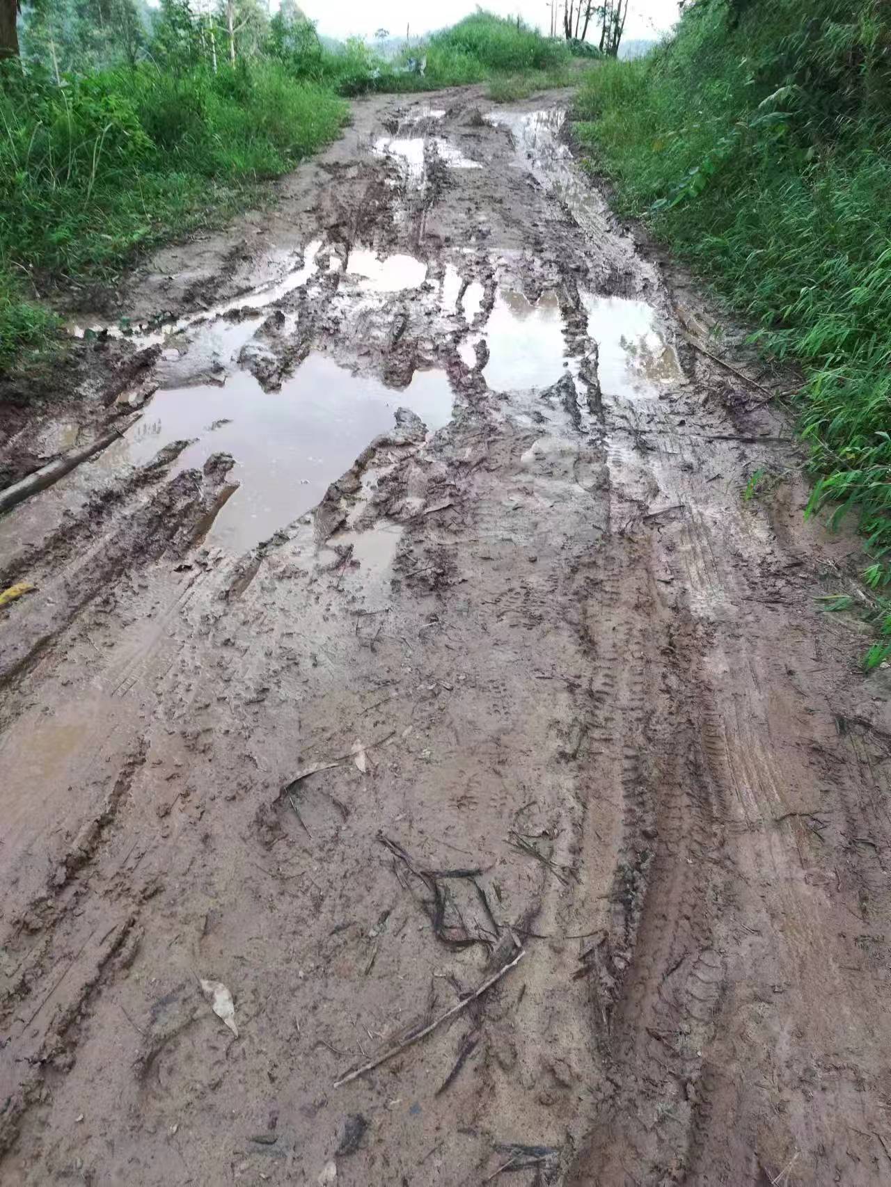 村民众筹30万元欲硬化通村路<strong></p>
<p>白银股票</strong>，10年间10人去世都未等来动工，街道办称尚在争取上级补助资金