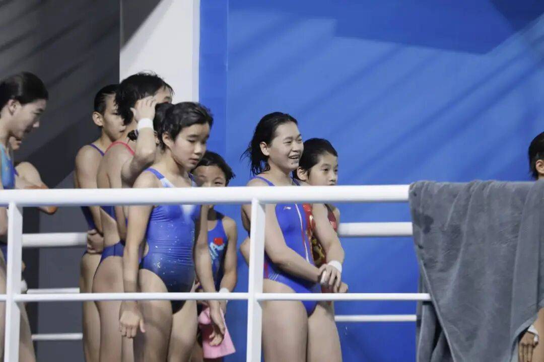 全红婵伤愈首秀夺冠！出战女子团体双人10米台<strong></p>
<p>白银股票</strong>，看台上都是为她加油的海报