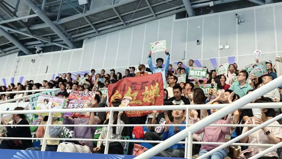 全红婵伤愈首秀夺冠！出战女子团体双人10米台<strong></p>
<p>白银股票</strong>，看台上都是为她加油的海报