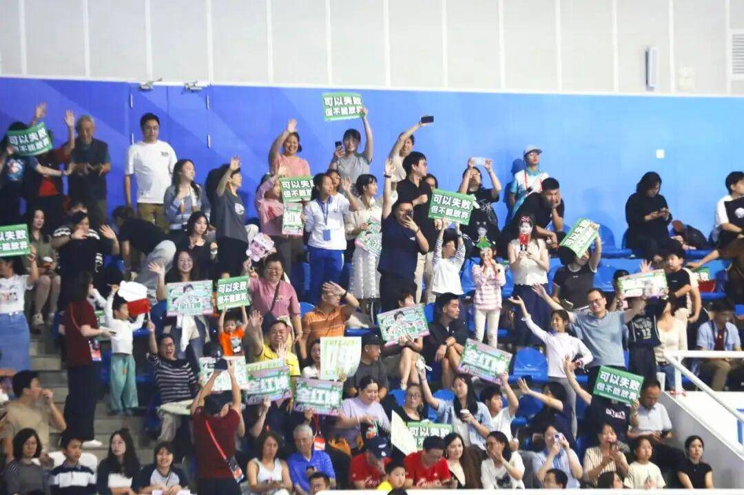 全红婵伤愈首秀夺冠！出战女子团体双人10米台<strong></p>
<p>白银股票</strong>，看台上都是为她加油的海报