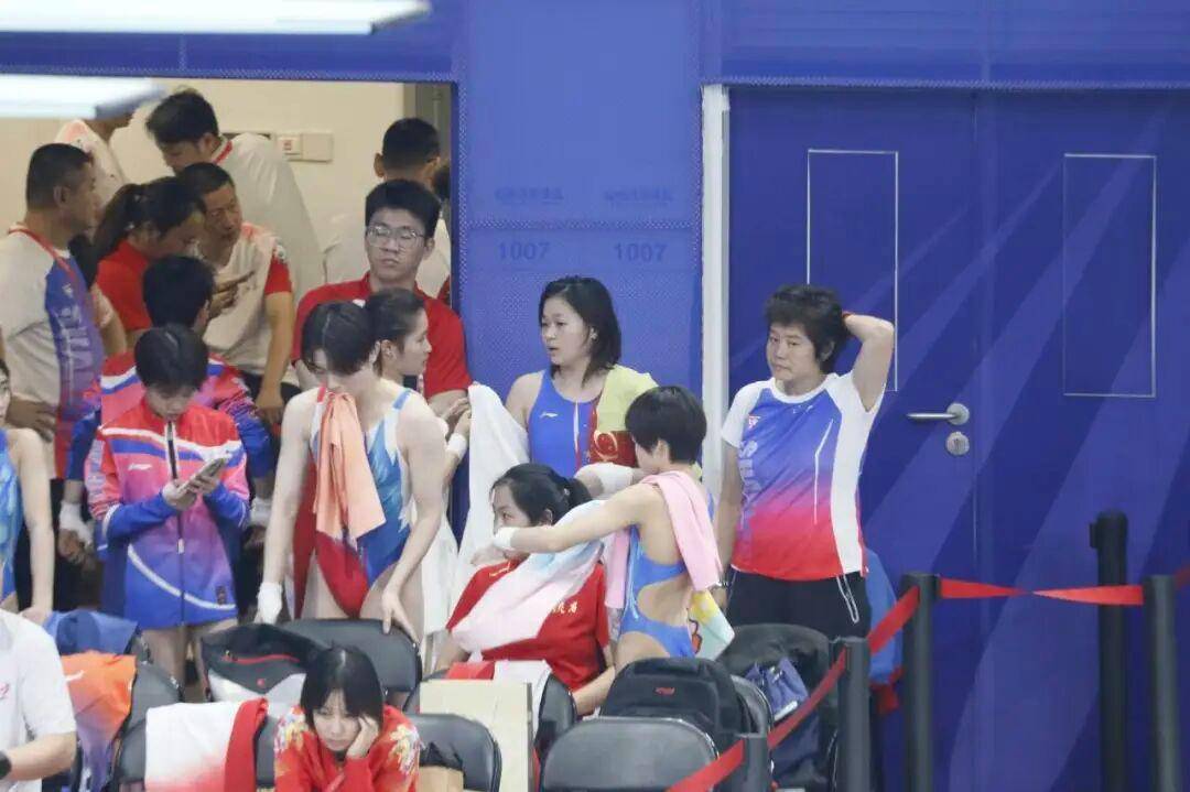 全红婵伤愈首秀夺冠！出战女子团体双人10米台<strong></p>
<p>白银股票</strong>，看台上都是为她加油的海报