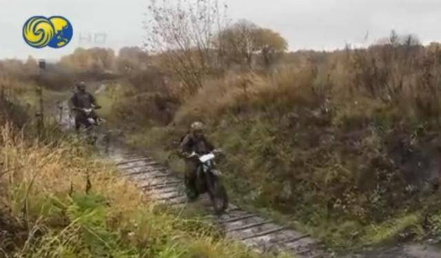 俄军摩托车冲锋队突击红军城:穿插乌军阵地<strong></p>
<p>股票知识入门</strong>,对纵深目标迂回渗透