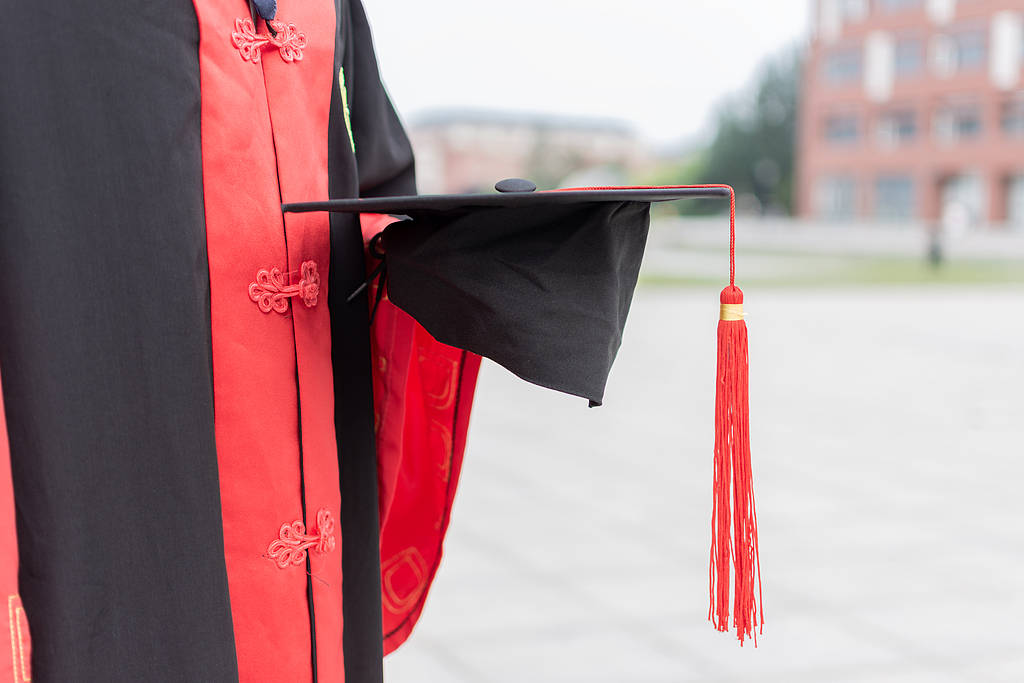 上海交大一年招5000名博士<strong></p>
<p>股票知识入门</strong>,可能加剧学历贬值