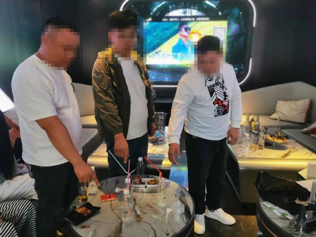 突击清查<strong></p>
<p>股票知识入门</strong>!KTV包厢内四男三女被控制