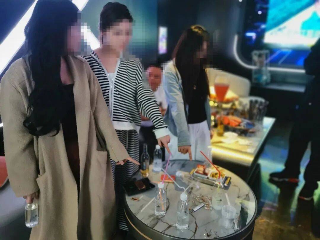 突击清查<strong></p>
<p>股票知识入门</strong>!KTV包厢内四男三女被控制