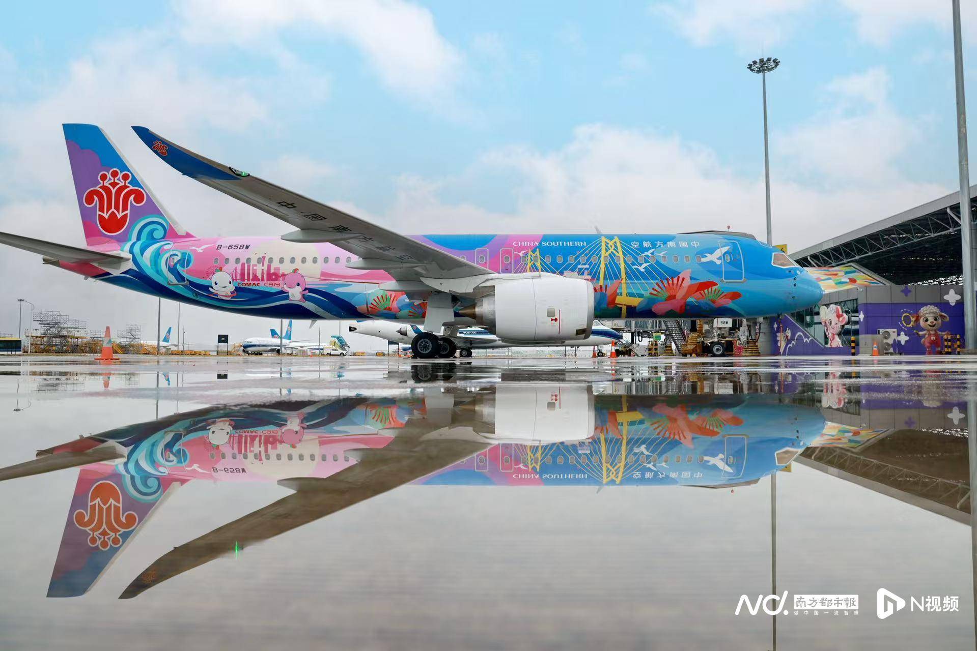 广州白云机场起飞<strong></p>
<p>连云港股票</strong>!国内首架C919全运会主题彩绘机首航