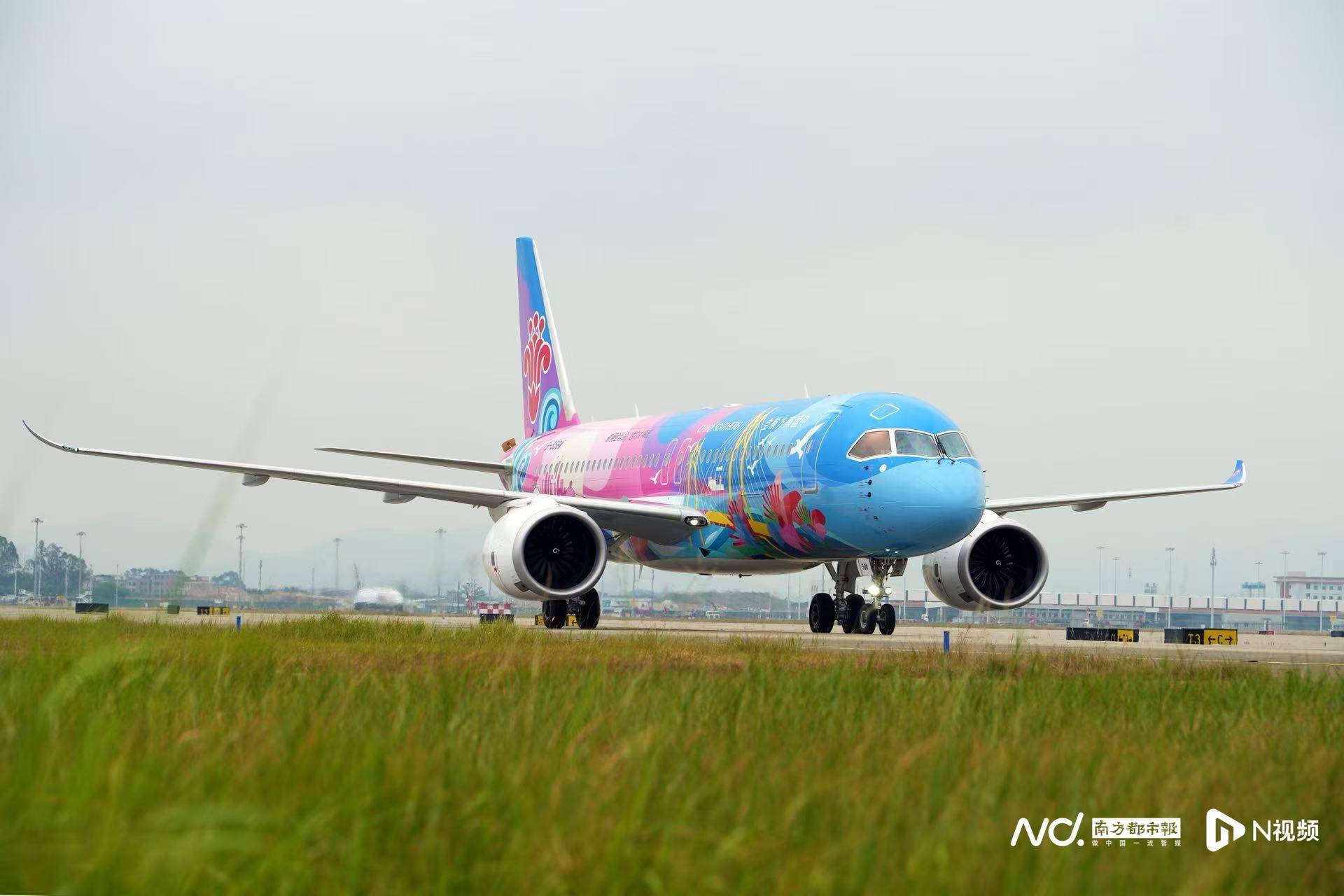 广州白云机场起飞<strong></p>
<p>连云港股票</strong>!国内首架C919全运会主题彩绘机首航