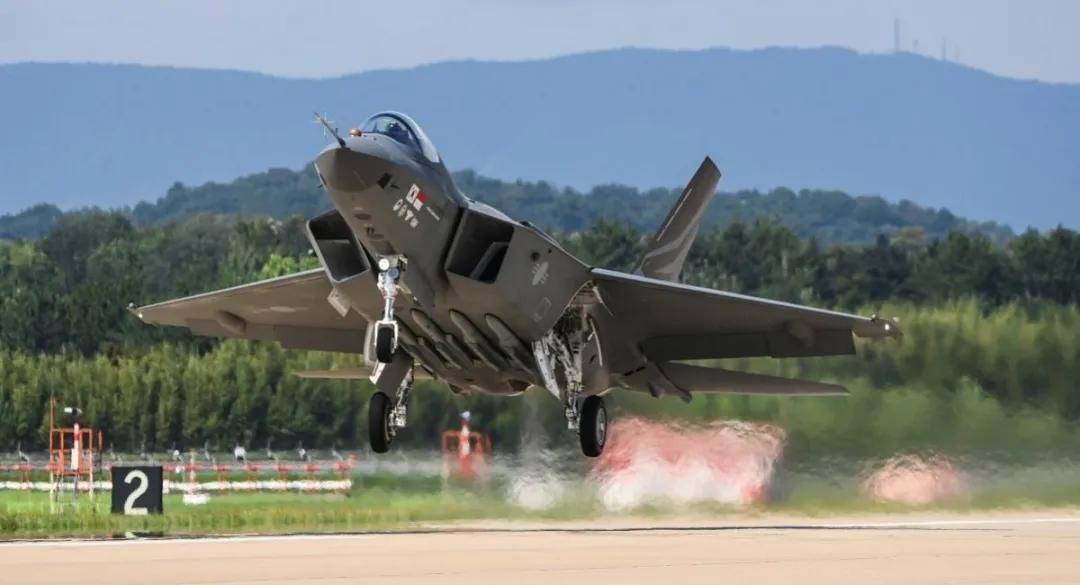 歼-35青春版<strong></p>
<p>连云港股票</strong>?076专用舰载机?新机“超级小黄蜂”究竟是干嘛的?