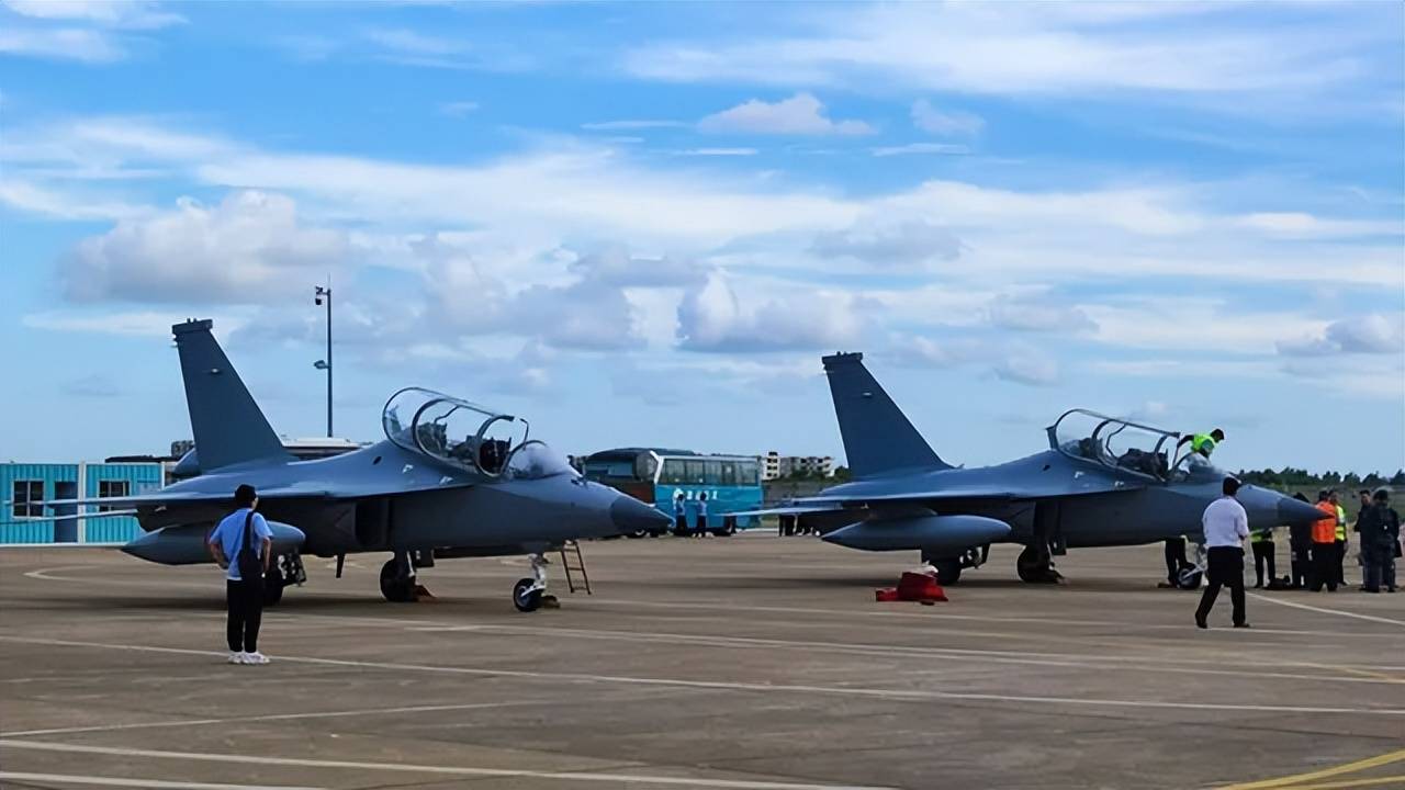 歼-35青春版<strong></p>
<p>连云港股票</strong>?076专用舰载机?新机“超级小黄蜂”究竟是干嘛的?