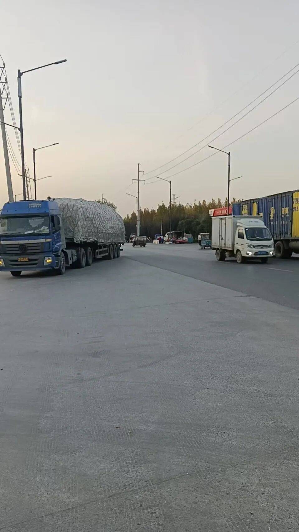 男子买馒头路上遇车祸不治身亡<strong></p>
<p>连云港股票</strong>，肇事司机称遭远光灯照射闯祸，57.7万判赔款难执行