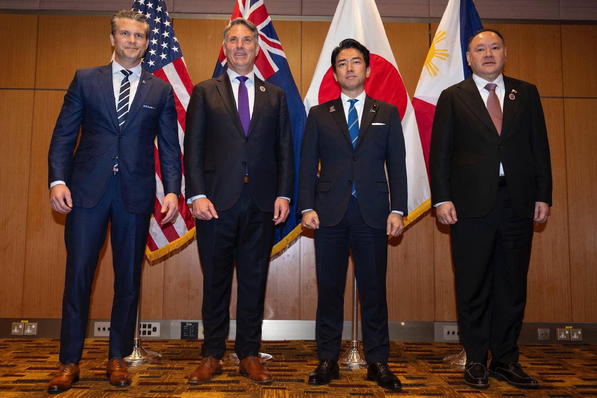 美军再度遭遇耻辱时刻:中国海军6艘战舰包围<strong></p>
<p>东吴证券股票</strong>,815舰插入南海演习