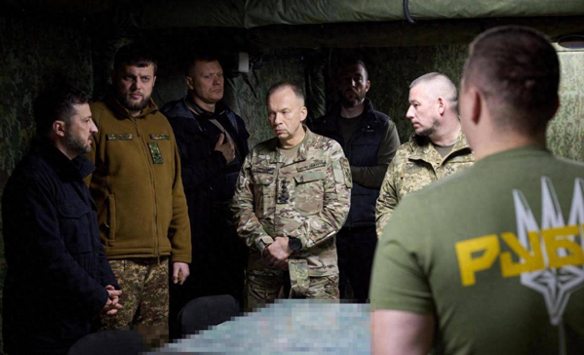 泽连斯基亲临红军城战场，乌克兰誓言不退一步，后方精锐部队被俄一锅端！