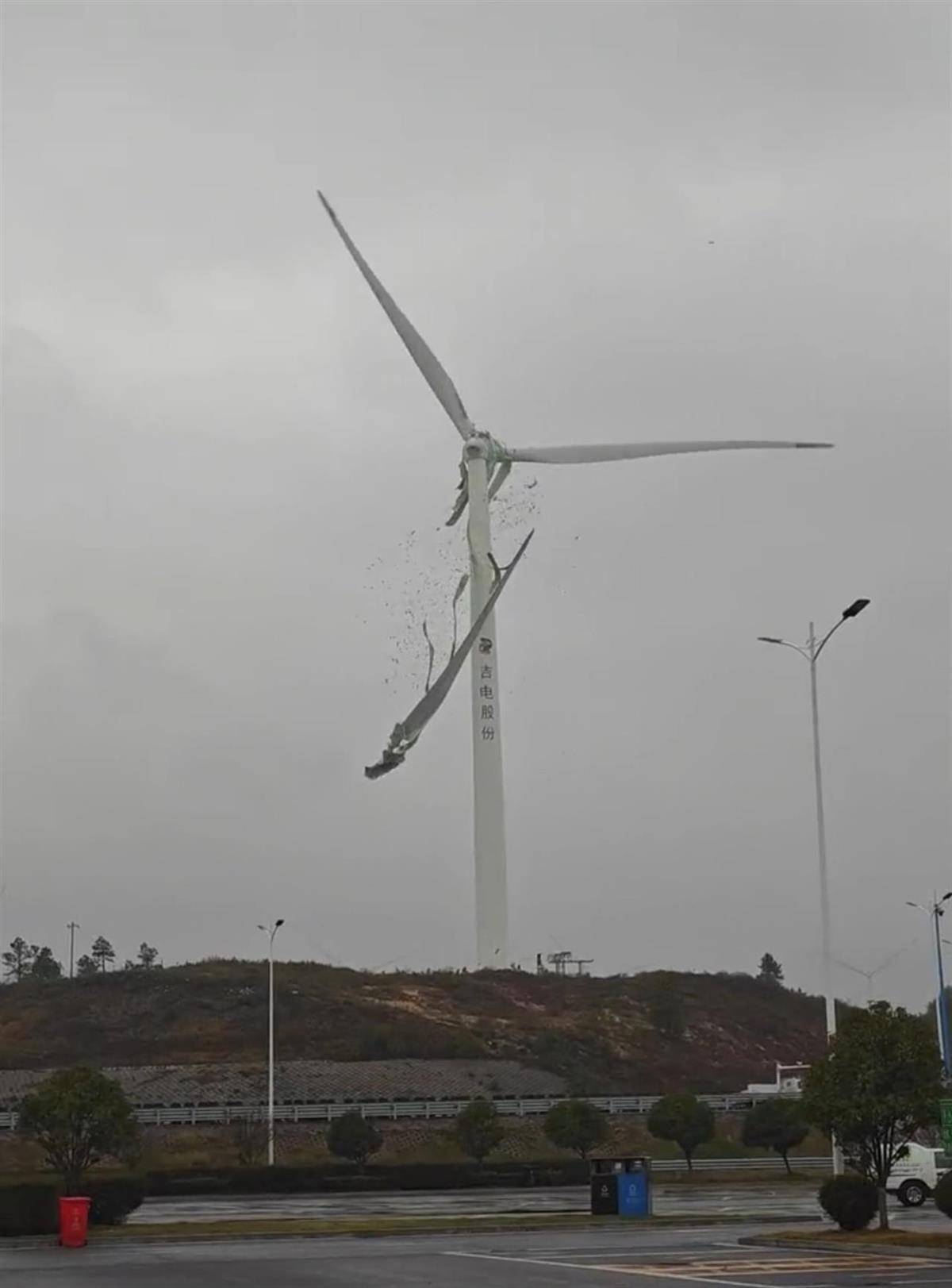 九江一架风力发电机叶片空中断裂，目击者称“玻璃纤维满天飞”，当地：正在处理