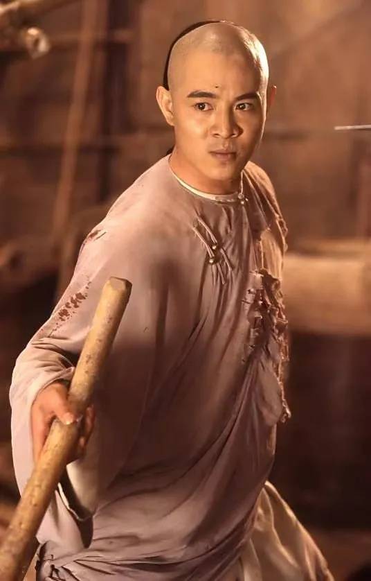 李连杰脱衣展示无疤痕上身<strong></p>
<p>上海能源股票</strong>,辟谣“换心脏”传闻,此前曾因颈部良性肿块接受手术切除