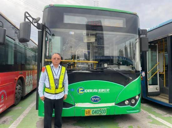 “深圳公交放慢车速等奔跑母子”全网刷屏<strong></p>
<p>奥马电器股票</strong>，司机找到了