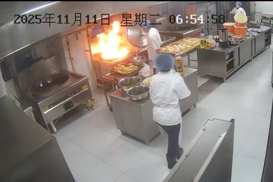 后厨油锅起火员工盖住锅盖灭火<strong></p>
<p>山西焦化股票</strong>，5秒后打开火苗蹿出险些伤人