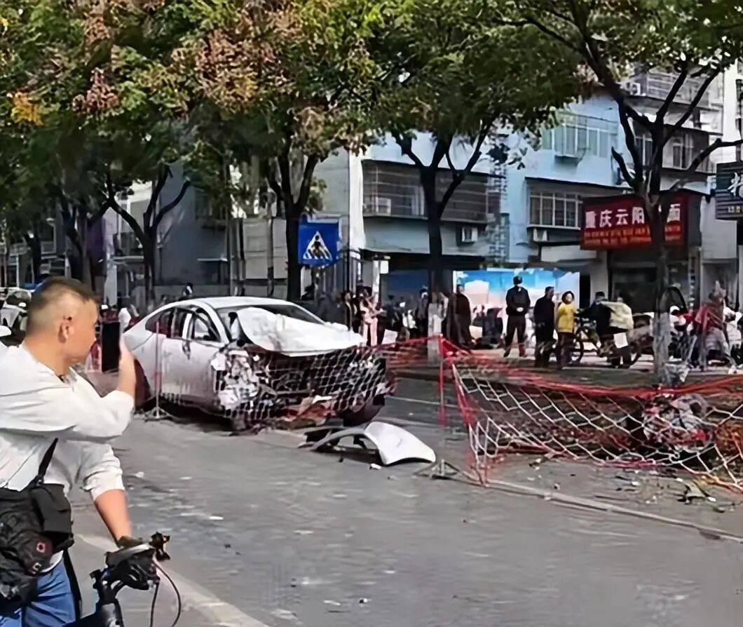 湖北一轿车疑似超速撞倒电箱撞断树<strong></p>
<p>山西焦化股票</strong>，市民：发动机都甩出来了；交警：有人受伤