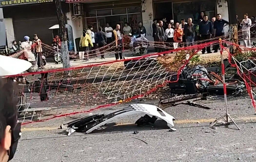 湖北一轿车疑似超速撞倒电箱撞断树<strong></p>
<p>山西焦化股票</strong>，市民：发动机都甩出来了；交警：有人受伤